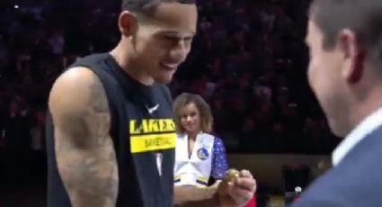 El mexicano Juan Toscano-Anderson recibe su anillo de Campeón de la NBA