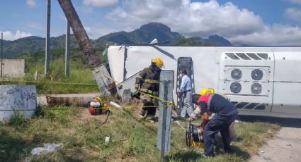 Volcadura de un autobús en la Autopista del Sol dejó dos muertos y 13 heridos, informa la Fiscalía de Guerrero