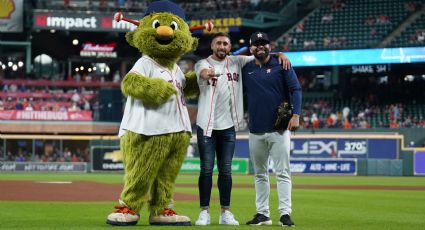 Héctor Herrera lanza la primera bola a José Urquidy en encuentro de 'astros mexicanos' en Houston