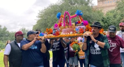 Familiares de las víctimas del tiroteo escolar en Uvalde conmemoran el Día de Muertos frente al Capitolio de Texas