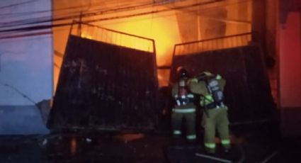 Tras cuatro horas, bomberos controlan un incendio en una bodega de Villahermosa provocado por una explosión