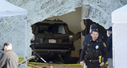 Un muerto y 16 heridos dejó el choque de una camioneta en una tienda de Apple en EU