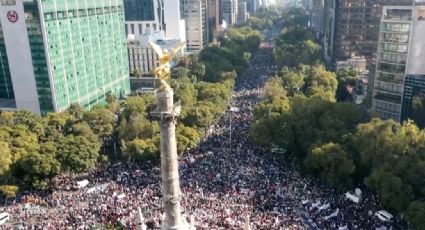 Entre empujones, porras y rodeado por sus “corcholatas”, AMLO encabeza su marcha rumbo al Zócalo