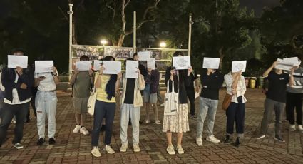 Estudiantes de Hong Kong se suman a las protestas por el confinamiento y a la exigencia de la renuncia del presidente Xi Jinping