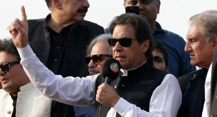 Atacan al ex primer ministro Imran Khan durante una marcha en Pakistán