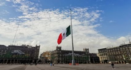 López Obrador afirma que la bandera se izará en el Zócalo capitalino para la marcha de la Marea Rosa: "Las rejas sí las vamos a mantener"