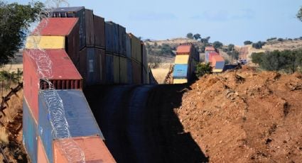 Arizona coloca más contenedores cubiertos con alambre de púas en la frontera con México