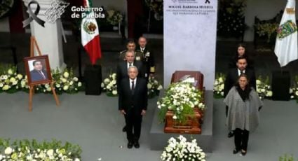 "Barbosa enfrentó a todo el aparato en Puebla e hizo un buen gobierno", dice AMLO al encabezar el homenaje póstumo del gobernador