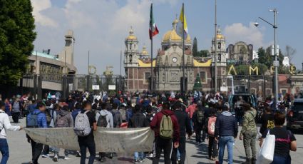 Familiares de los 43 de Ayotzinapa acuden en la Basílica de Guadalupe para exigir justicia por los normalistas desaparecidos