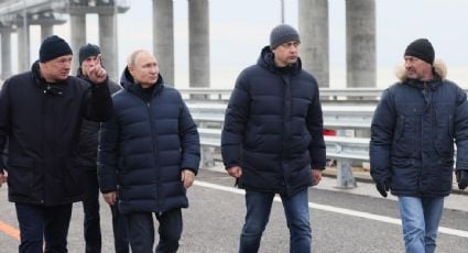 Putin inspecciona sobre un auto de lujo los daños que dejó el bombardeo de hace dos meses al puente que conecta a Rusia con Crimea