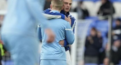 Los ucranianos Zinchenko y Mykolenko, rivales en la Premier, se unen en un doloroso abrazo y rompen en llanto por la guerra