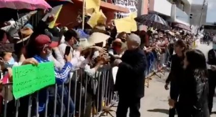 Sin cubrebocas y tras su segundo contagio de Covid, AMLO saluda a sus simpatizantes en Hidalgo