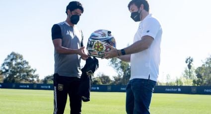 El mexicano Daniel Suárez, piloto de NASCAR, le regala su casco más especial a Carlos Vela