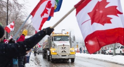 Juez ordena a camioneros antivacunas retirarse de principal paso entre Canadá y Estados Unidos