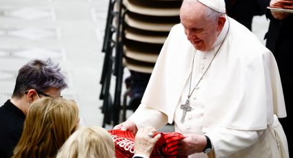 La madre de Cristiano Ronaldo le regala al papa Francisco una playera de la selección de Portugal