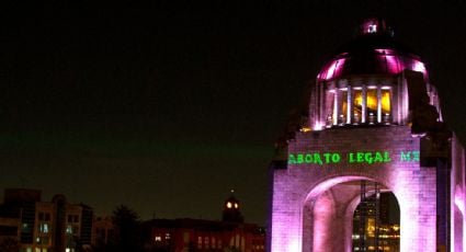 Activistas piden la despenalización del aborto en todo México: proyectan mensaje en el Monumento a la Revolución