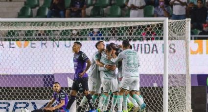 León no tiene nada de 'caballero' y hunde más al Mazatlán, que no gana ni con nuevo técnico