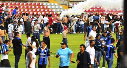 Porras de Querétaro y Atlas se agarran a golpes, aficionados invaden el campo y se suspende el partido