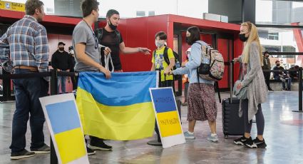 Comunidad de ucranianos en EU recibe en Tijuana a compatriotas que buscan asilo; les brindan orientación