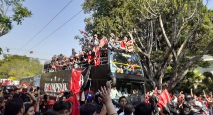 Atlas pinta de rojinegro las calles de Guadalajara para festejar el Bicampeonato con su 'fiel'