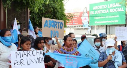 Grupos en contra del aborto se manifiestan afuera del Congreso de Guerrero