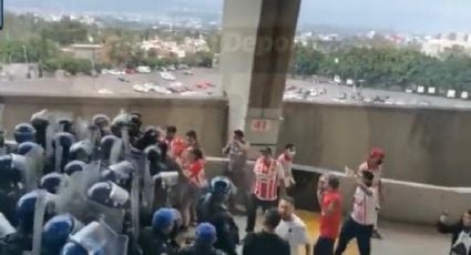 Policías desalojan con violencia del Estadio Azteca a seguidores del Necaxa, pese a haber mujeres y niños