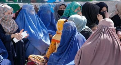 Talibanes ordenan que las mujeres de Afganistán usen burkas en público nuevamente