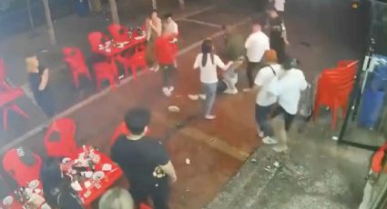 Detienen a nueve hombres que golpearon a dos mujeres a quienes acosaron en un restaurante en China