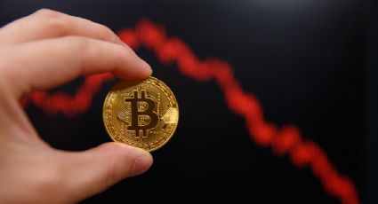 El bitcoin en caída libre: pierde 12.8% en la jornada y acumula una baja de 65.6% en siete meses