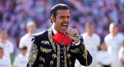 Pablo Montero se vuelve a equivocar al interpretar el Himno Nacional en un partido de futbol... Ahora, en el amistoso Chivas-Atlas