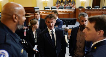 El actor Sean Penn acude como parte del público a la sesión del comité que investiga el asalto al Capitolio