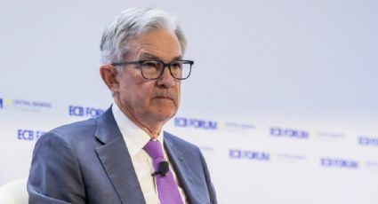 La economía de EU puede resistir los aumentos de las tasas de interés, asegura el presidente de la Fed en el foro de bancos centrales