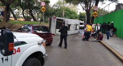 Volcadura de un microbús en Iztapalapa deja al menos 15 heridos