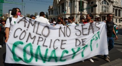 Alumnos del CIDE marchan a Palacio Nacional para exigir la destitución de Romero Tellaeche: "AMLO, no seas cómplice del Conacyt"