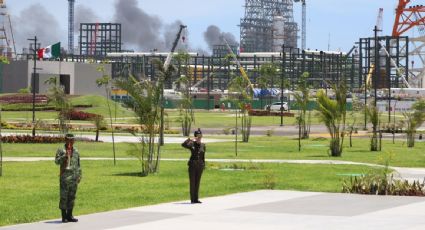 Trabajadores de Dos Bocas protestan en la refinería por despidos sin liquidación; les ofrecen tres mil pesos