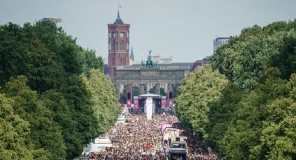 La bandera del orgullo LGTBI ondea sobre el Parlamento y la Cancillería en Alemania