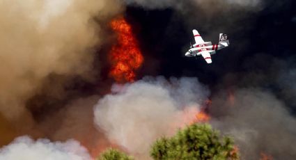 Bomberos de California combaten incendio que ya consumió 72 kilómetros cuadrados sin llegar a las secuoyas