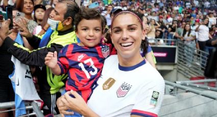 Alex Morgan, jugadora de Estados Unidos, se conmueve por el apoyo de un pequeño fan en Monterrey y le regala una playera