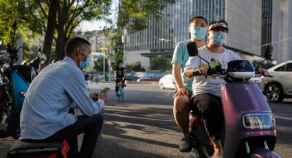 China impone confinamiento en varias ciudades por rebrote de Covid-19; cerca de 80 mil turistas están varados