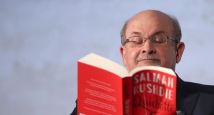 El estado de salud del escritor Salman Rushdie mejora tras dejar el respirador, asegura su agente