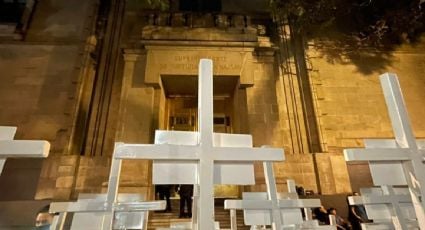 Padres de víctimas de la Guardería ABC instalan antimonumento frente a la SCJN para exigir justicia