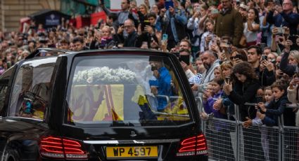 El cortejo fúnebre de la reina Isabel II llega a Edimburgo y los británicos lo reciben con banderas y aplausos