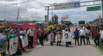 Familiares de los normalistas de Ayotzinapa inician protestas por el aniversario de la desaparición con bloqueo en la Autopista del Sol