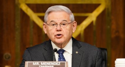 El senador Bob Menendez pide a Biden que proteja a los migrantes enviados por los gobiernos de Abbott y DeSantis a otros estados