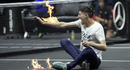 Manifestante se prende fuego en un brazo en pleno partido entre Tsitsipas y Schwartzman, a unas horas del retiro de Federer