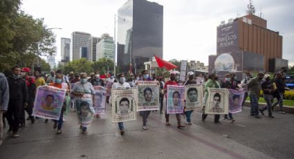 A ocho años de la desaparición de los 43 normalistas de Ayotzinapa, familiares organizan mitin en el Monumento a la Revolución