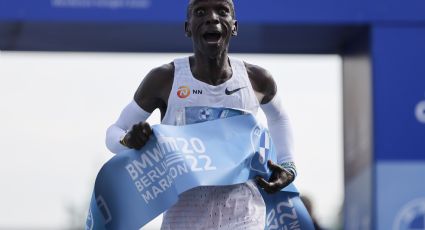 El keniano Eliud Kipchoge gana el Maratón de Berlín y bate su propio récord mundial con un tiempo ‘sobrehumano’