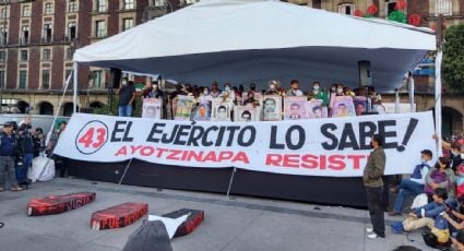 Activistas y padres de los normalistas de Ayotzinapa llegan al Zócalo; en el trayecto se enfrentan encapuchados y policías