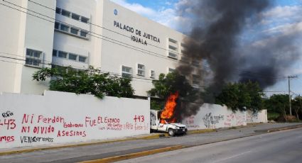 Normalistas de Ayotzinapa irrumpen en el Palacio de Justicia de Iguala; queman dos vehículos y lanzan petardos