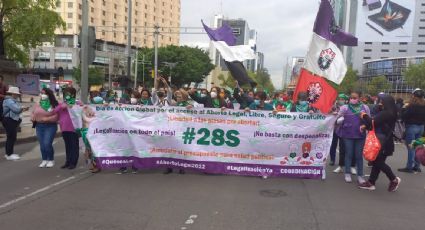 Colectivas feministas llegan al Zócalo: manifestantes intentan derribar las vallas de seguridad de Palacio Nacional